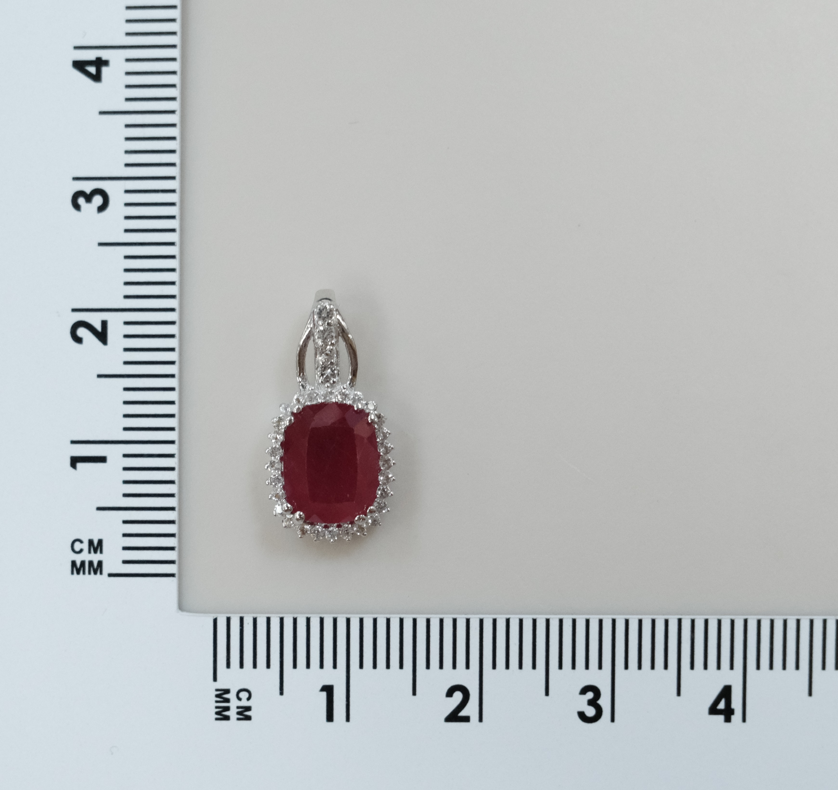 Серебряная подвеска с рубином